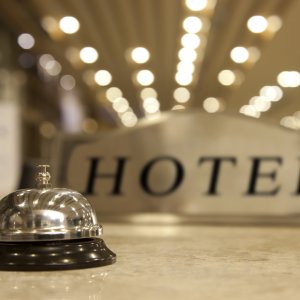 Nappalos szállodai recepciós